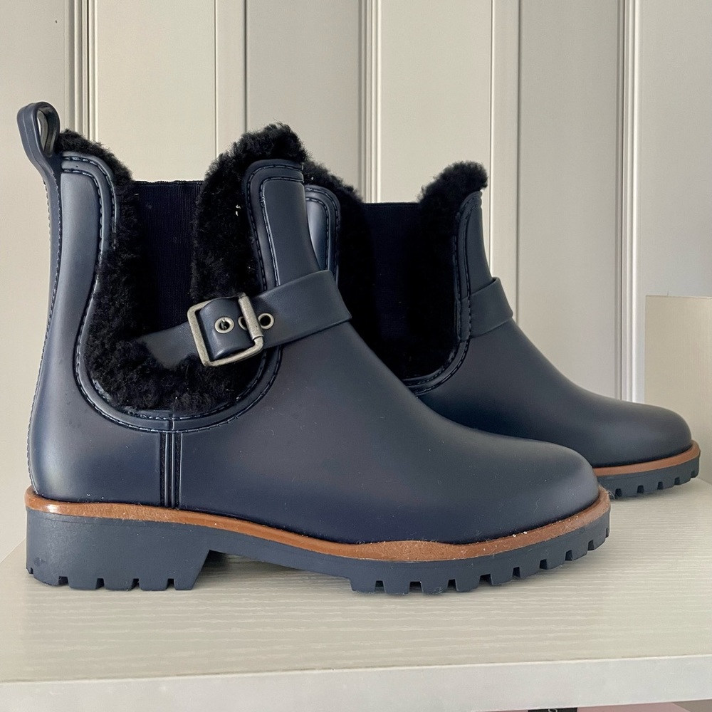 Bernardo Rain Boots with Faux Fur. NAVY. Size 8